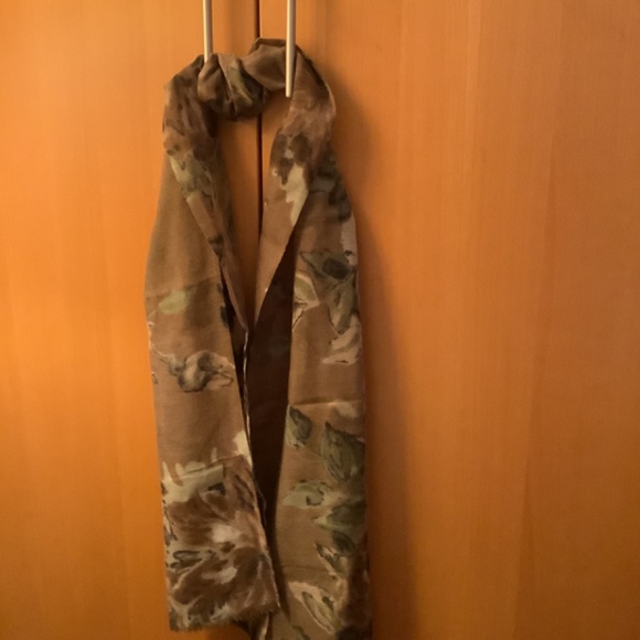 Two pure wool Danier scarves - Picture 2 of 4